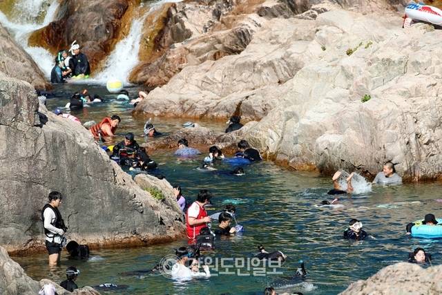 ▲ 연일 폭염이 이어지고 있는 가운데 지난 12일 인제군 북면 용대리 백담계곡 일원에서 무더위를 피해 방문한 관광객들이 시원한 피서를 즐기고 있다.