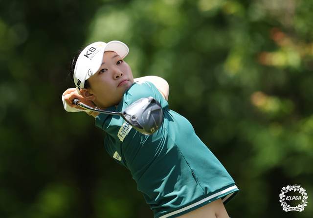 ▲ 방신실이 13일 정선 하이원CC에서 열린 하이원리조트 여자오픈 2025 최종 라운드에서 티샷을 시도하고 있다. 한국여자프로골프투어 제공