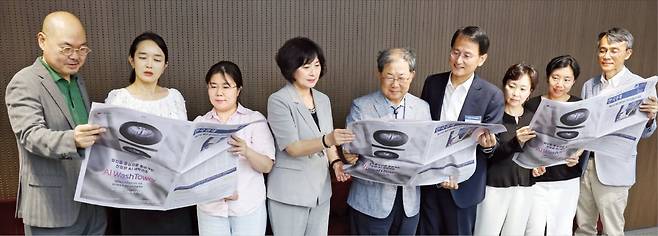 한국경제신문 독자위원회 2차 회의가 지난 9일 서울 중림동 한경 본사 17층 영상회의실에서 열렸다. 왼쪽부터 박종민 경희대 미디어학과 교수, 김우경 SK이노베이션 PR(기업홍보) 실장, 강경희 케이트분식당 사장, 박현주 신한금융그룹 소비자보호부문 그룹장, 박병원 독자위원장, 이창재 김앤장 법률사무소 변호사, 장혜진 오리온 홍보팀 상무, 곽주영 연세대 경영대 교수, 김도영 서강대 경제학부 교수.  이솔 기자