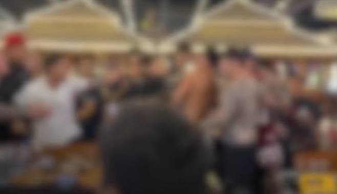 지난 11일 오전 3시30분께 파타야 나클루아의 한 야외 식당에서 한국인 관광객들이 격렬한 몸싸움을 벌이는 모습. /사진=틱톡 캡처