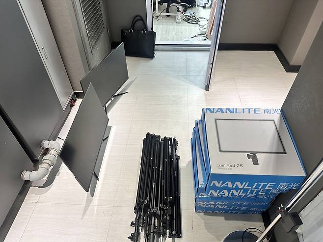 ‘비대면’ 중고거래 사기 피의자 A씨가 거래 물품이라며 올린 모니터 등이 지난달 30일 서울 강남구 한 상가건물 안에 놓여져 있다. 이모씨 제공