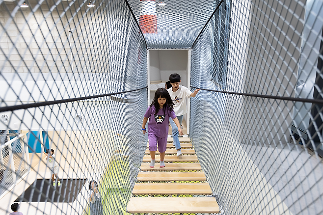 서울 동작구 대방동 스페이스살림에 마련된 서울형 키즈카페 시립 1호점에서 아이들이 빌딩 미로숲 놀이기구 속을 걷고 있다. 서울시 제공