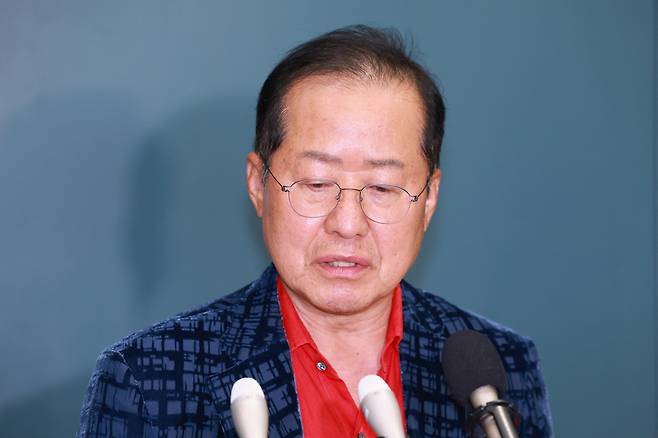 홍준표 전 대구시장이 지난달 17일 인천국제공항 제1여객터미널을 통해 귀국하며 취재진과 인터뷰하고 있다. 연합뉴스