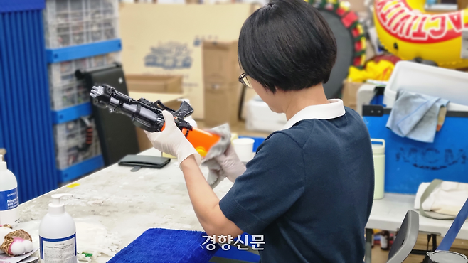 지난 10일 경기 고양시 사단법인 트루 사무실에서 자원봉사자가 ‘워터밤’에서 쓰인 뒤 버려진 물총의 물기를 닦고 있다. 강한들 기자