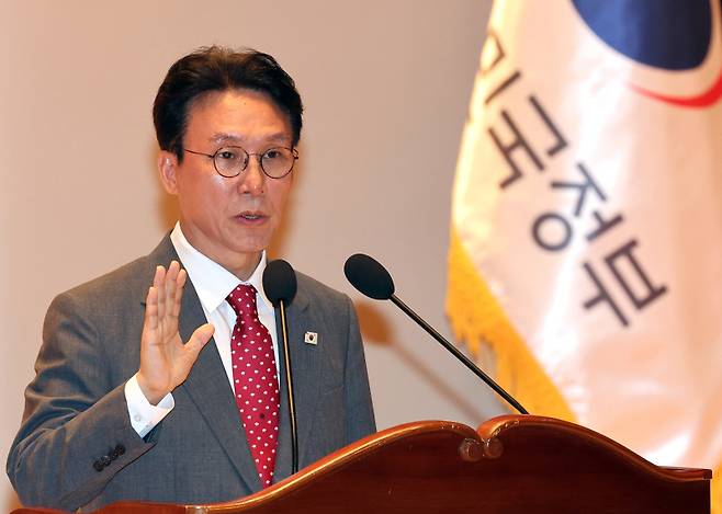 김민석 국무총리가 지난 7일 정부세종청사 대강당에서 열린 취임식에서 취임 선서를 하고 있다. 연합뉴스