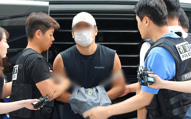 지난 10일 경기도 김포 한 단독주택에서 60∼70대 부모와 30대 형 등 일가족 3명을 흉기로 살해한 혐의를 받는 30대 A씨가 13일 부천시 원미구 인천지방법원 부천지원에서 열린 구속 전 피의자 심문(영장실질심사)에 출석하고 있다. 연합뉴스