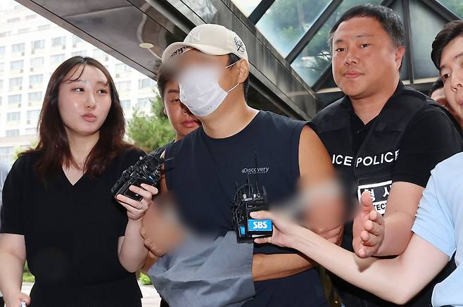 지난 10일 경기 김포시 한 단독주택에서 부모와 형 등 자신의 가족 3명을 흉기로 살해한 혐의를 받는 30대 A씨가 13일 경기 부천시 원미구 인천지방법원 부천지원에서 열린 구속 전 피의자 심문(영장실질심사)에 출석하고 있다. 연합뉴스