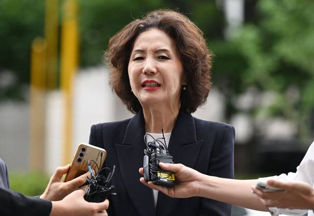 이진숙 사회부총리 겸 교육부 장관 후보자가 지난달 30일 서울 영등포구 한국교육시설안전원에서 인사청문회 사무실로 출근하며 취재진의 질문에 답하고 있다. 윤웅 기자