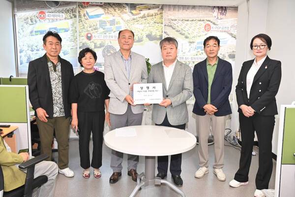 최진용 하남시체육회장(오른쪽 세번째)과 김승현 (사)하남시기업인협의회장(오른쪽 네번째)이 5성급 호텔 유치 촉구 성명서를 발표하고 있다. 하남시체육회 제공