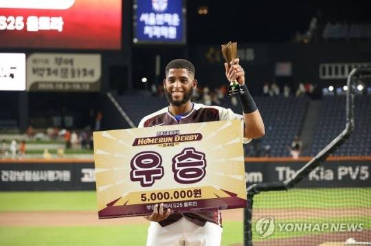 컴투스프로야구 홈런 더비에서 우승을 차지한 삼성 디아즈가 트로피를 들고 기념 촬영하고 있다. / 사진=연합뉴스