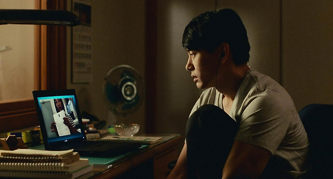 온라인으로만 연결되기에 20대 때 두 사람의 만남은 꿈을 꾸는 듯한 느낌을 줬다. [출처=IMDb]