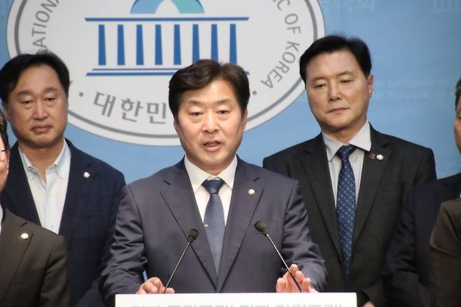 황명선 더불어민주당 의원이 9일 국회 소통관에서 지지하는 의원들과 함께 출마 기자회견을 진행하고 있다. [사진제공=황명선 의원실]