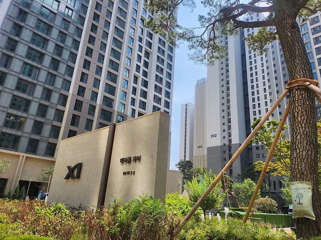 지난달 30일 입주를 시작한 서울 서초구 메이플자이 단지 전경.  위지혜 기자