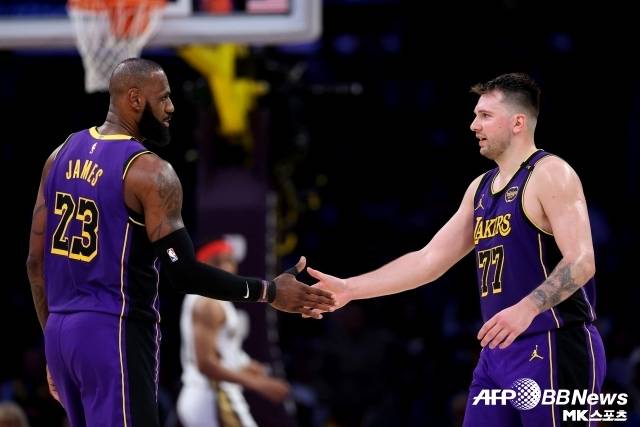 ‘ESPN’ 취재 결과, 레이커스는 제임스에서 돈치치로 중심 이동을 하기 위해 노력 중인 것으로 알려졌다. 레이커스는 2024-25시즌 종료 후 롭 펠린카 단장, JJ 레딕 감독, 그리고 돈치치, 시거를 초청한 자리에 제임스를 초대하지 않았다. 사진=AFPBBNews=News1