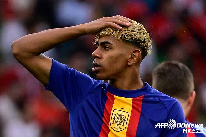 라민 야말(17·FC 바르셀로나)이 큰 논란을 일으키고 있다. 스페인 ‘마르카’는 7월 11일 “야말의 18번째 생일 파티가 현지 시간으로 13일 바르셀로나에서 열린다”며 “파티는 야말의 생일 하루 전날 밤부터 시작되며 장소는 초대 인원들에게 파티 몇 시간 전에 공지될 것”이라고 전했다. 이어 “최근 루머로 돌았던 ‘이비사 섬 초호화 파티설’은 사실이 아니”라고 했다. 사진=AFPBBNews=News1