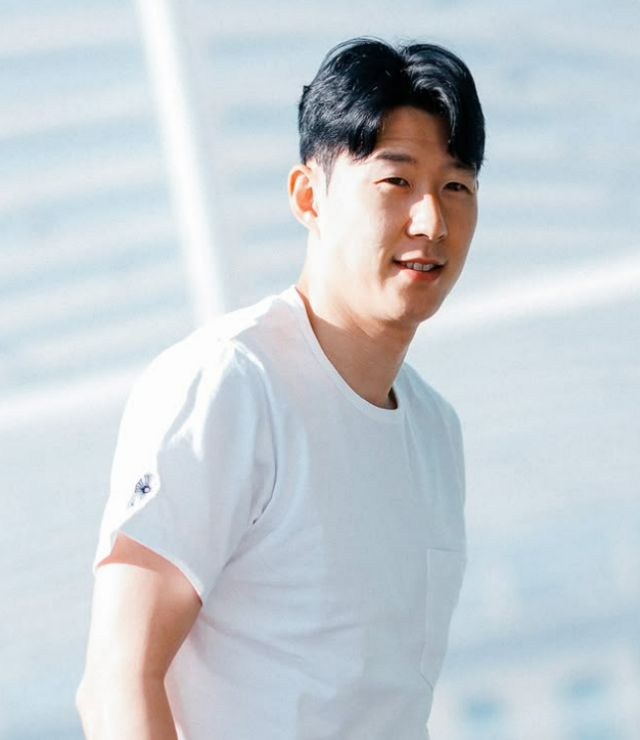 영국 매체 ‘런던 이브닝 스탠다드’는 “손흥민은 이제 1년 계약만 남아 있고 가장 아름다운 순간에 북런던을 떠날 수 있다. 사우디 아라비아, 미국이 그를 지켜보고 있기 때문이다”라며 “지난 시즌은 손흥민에게 역사적인 때였으나 가장 저조한 시즌이기도 했다. 프리미어리그에서 단 7골만 넣었다. 2023-24시즌 17골, 2021-22시즌 23골을 넣은 그다. 유로파리그 결승에선 벤치에서 시작했다”고 이야기했다. 사진=토트넘 홋스퍼 SNS