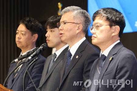 [서울=뉴시스] 권창회 기자 = 김택우 대한의사협회장이 12일 오후 서울 용산구 대한의사협회에서 의과대학 교육 정상화를 위한 공동 입장 발표를 하고 있다. 2025.07.12. kch0523@newsis.com /사진=권창회