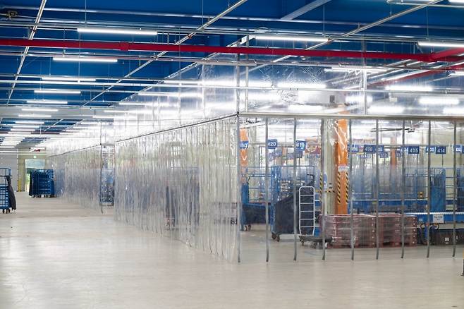 CLS는 물류 업계 최초로 ‘차폐식 대형 냉방 구역’ 시스템을 도입했다. 사진은 청주 서브허브에 설치된 차폐식 대형 냉방 구역. /사진제공=CLS