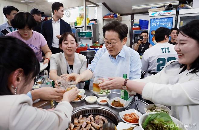 [서울=뉴시스] 최동준 기자 = 이재명 대통령이 11일 서울 종로구 한 식당에서 시민들과 '삼겹살 외식'을 하며 건배를 하고 있다.  이 대통령은 SNS에 식사 계획을 알리며 "이처럼 어려운 시기에 21일부터 시행되는 민생회복 소비쿠폰 정책이 내수 진작과 지역 경제 활성화에 활력을 불어넣길 기대한다"고 밝혔다. (대통령실통신사진기자단) 2025.07.11. photocdj@newsis.com /사진=