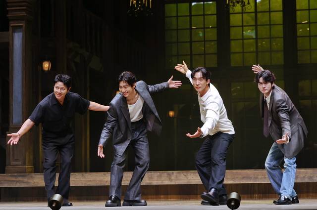 지난 9일 서울 서초구 예술의전당 CJ토월극장에서 열린 연극 ‘셰익스피어 인 러브’ 기자간담회에서 셰익스피어를 연기한 배우 이규형(왼쪽부터), 손우현, 이상이, 옹성우가 포즈를 취하고 있다. 연합뉴스