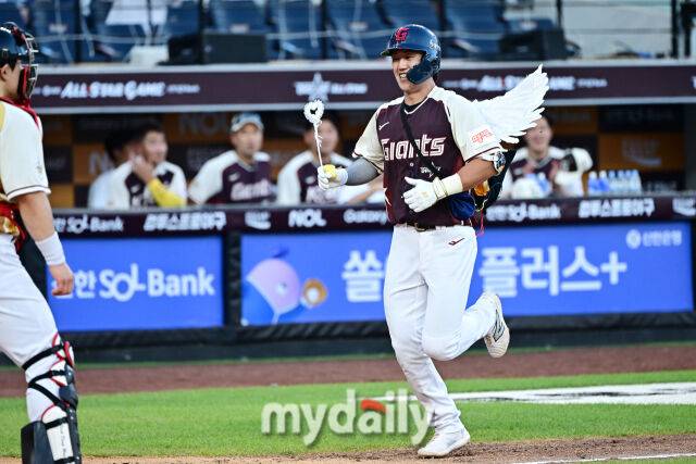 12일 대전 한화생명 볼파크 야구장에서 열린 '2025 신한 SOL뱅크 KBO 올스타' 드림 올스타(삼성·두산·KT·SSG·롯데) - 나눔 올스타(KIA·LG·한화·NC·키움) 경기. 드림 전민재가 3회초 무사 1루 구자욱 적시타에 득점을 하고 있다./대전=한혁승 기자
