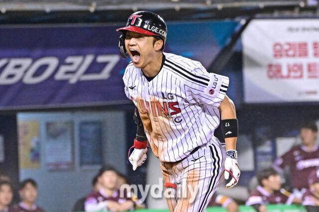 9일 서울 잠실야구장에서 열린 '2025 신한 SOL BANK KBO리그' 키움 히어로즈와 LG 트윈스 경기. LG 박해민이 7회말 1사 1-2루에 안타를 친 후 슬리이딩 득점을 하고 있다./마이데일리