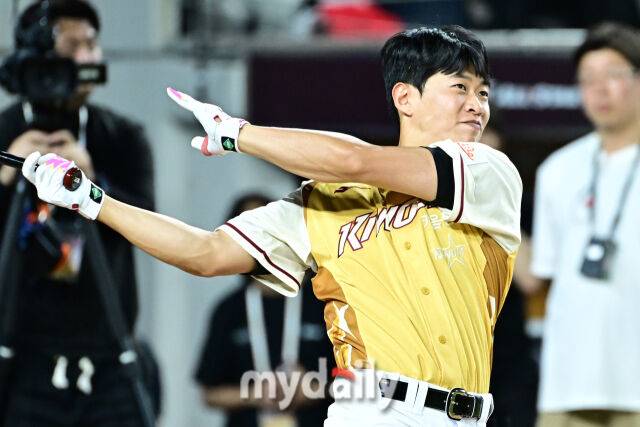 11일 대전 한화생명 볼파크 야구장에서 열린 2025 신한 SOL뱅크 KBO 올스타 프라이데이 컴투스프로야구 홈런더비. 키움 송성문이 홈런을 치고 있다./대전=한혁승 기자 hanfoto@mydaily.co.kr