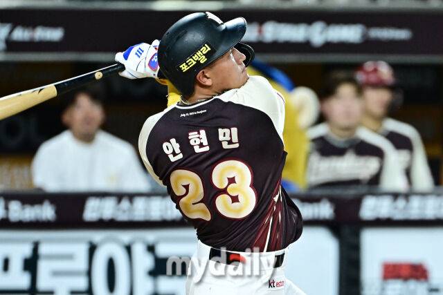 12일 대전 한화생명 볼파크 야구장에서 열린 '2025 신한 SOL뱅크 KBO 올스타' 드림 올스타(삼성·두산·KT·SSG·롯데) - 나눔 올스타(KIA·LG·한화·NC·키움) 경기. 드림 안현민이 8회초 2사에 솔로포를 치고 있다./대전=한혁승 기자 hanfoto@mydaily.co.kr