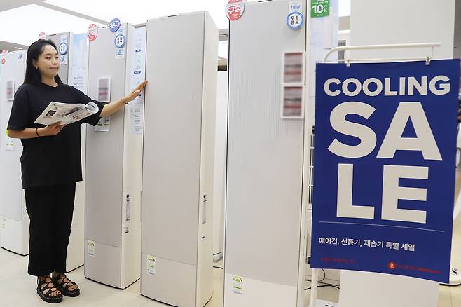 롯데하이마트는 오는 7월 말까지 여름 무더위를 대비할 수 있는 에어컨, 선풍기 등 냉방가전과 믹서기 등 주방가전 중심으로 상품 할인, 무상증정 등 다양한 혜택을 제공한다. [롯데하이마트 제공]