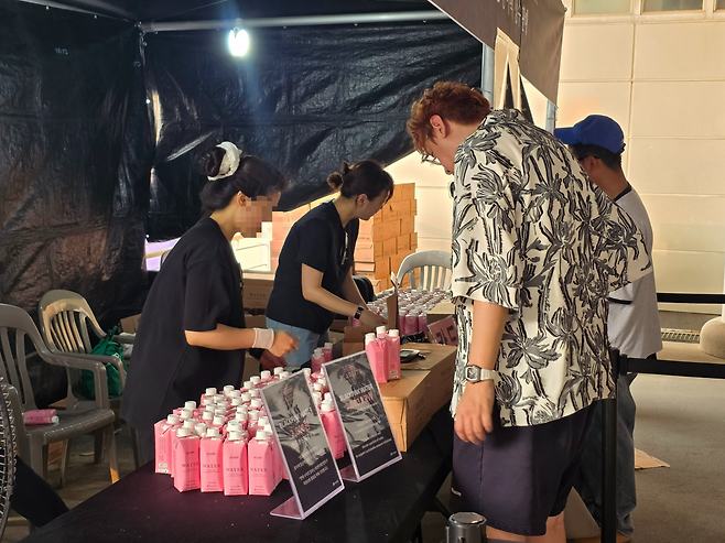 지난 6일 경기 고양종합운동장 주경기장에서 열린 ‘블랙핑크 월드투어 <데드라인>인 고양(BLACKPINK WORLD TOUR IN GOYANG)’ 콘서트에서 멸균 생수팩이 판매되고 있다.[독자 제공]
