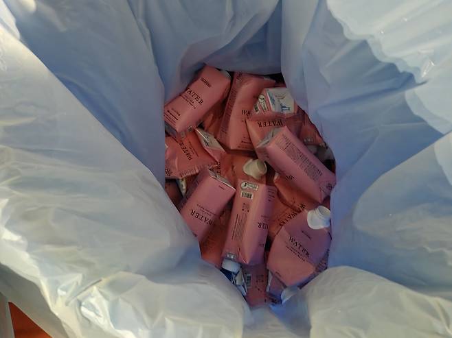 지난 6일 경기 고양종합운동장 주경기장에서 열린 ‘블랙핑크 월드투어 <데드라인>인 고양(BLACKPINK WORLD TOUR IN GOYANG)’ 콘서트가 끝난 뒤 수거된 커스텀 멸균 생수팩.[독자 제공]