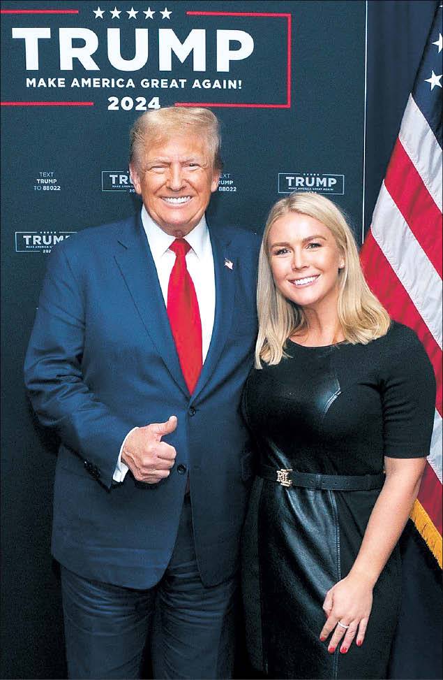 2024년 미국 대선 기간 유세활동에 나선 도널드 트럼프 당시 대통령 후보(왼쪽)와 레빗 [AFP]