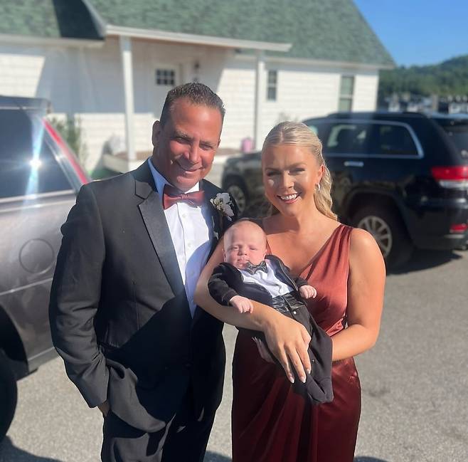 레빗 대변인(오른쪽)의 32세 연상 남편 부동산 사업자 니콜라스 리키오 [캐롤라인 래빗 인스타그램 캡처]