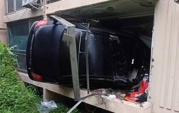 아파트 1층으로 돌진한 승용차 [천안동남소방서]