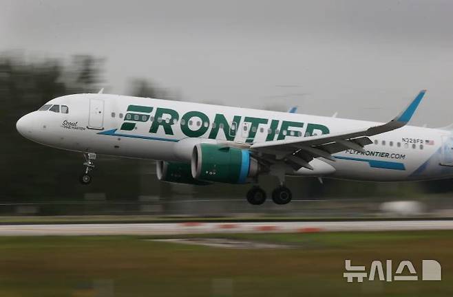 [뉴시스] 프론티어 항공이 기내에서 팁을 요구해 승객들이 “안전 책임자가 팁을 받는 건 부적절하다”며 비판하고 있다. (사진=뉴욕 포스트) 2025.07.09