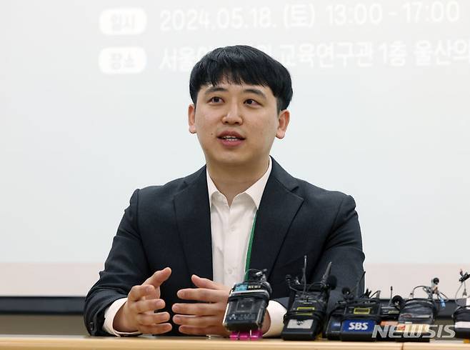 [서울=뉴시스] 김금보 기자 = 한성존 서울아산병원 전공의협의회 대표가 18일 오후 서울 송파구 서울아산병원 교육연구관에서 열린 기자회견에서 발언을 하고 있다. 2024.05.18. kgb@newsis.com