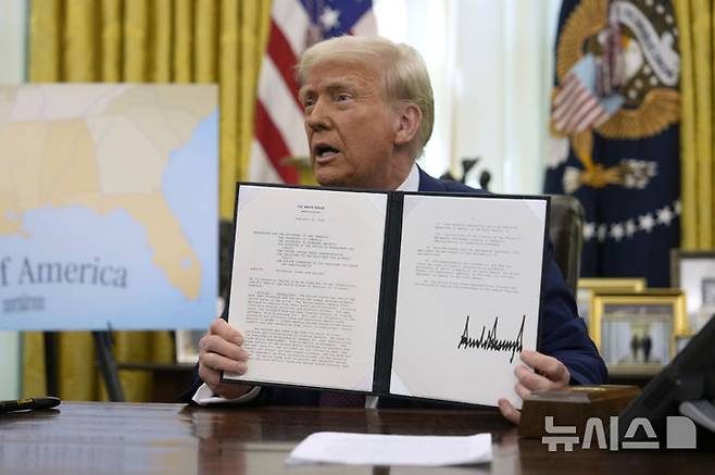 [워싱턴=AP/뉴시스]도널드 트럼프 미국 대통령이 13일(현지시간) 백악관 집무실에서 상호관세 도입에 대한 대통령 각서에 서명한 후 발언하고 있다. 2025.02.14.