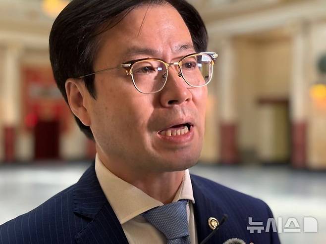 [워싱턴=뉴시스]이윤희 특파원 = 도널드 트럼프 미국 행정부 상호관세 유예 만료 시한이 임박하면서 불확실성이 고조되는 가운데, 여한구 산업통상자원부 통상교섭본부장이 5일(현지 시간) 미국 워싱턴DC 유니언 스테이션에 도착해 특파원들 질문에 답하고 있다. 여 본부장은 지난달 22~28일 처음으로 미국을 방문했고, 미 통상 정책 가변성이 커지자 일주일 만에 다시 방미했다. 2025.07.06.