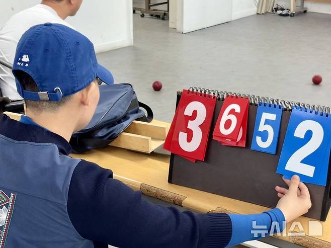 [서울=뉴시스] 한이재 기자 = 10일 오후 경기 안산에 있는 안산단원장애인자립생활센터 강당에서 노동자들이 문화예술 직무로 보치아를 하고 있다. 패럴림픽 종목 중 하나인 보치아는 색이 있는 공을 흰색 공에 가깝게 굴려 점수를 얻는다. 권리중심 공공일자리에 참여하는 이들은 이 외에도 권익 옹호 활동과 인식 개선 캠페인 등을 진행한다. 2025.07.11. nowone@newsis.com