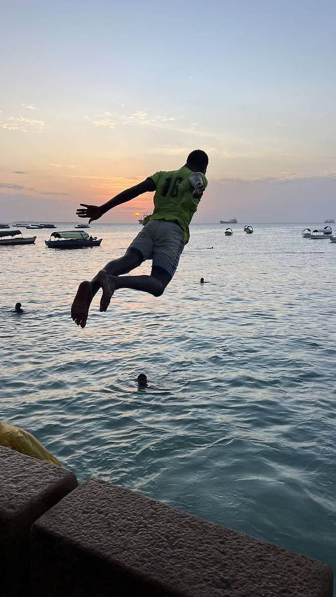 잔지바르 바다에 뛰어드는 아이들. 사진=아트놈 제공. *재판매 및 DB 금지