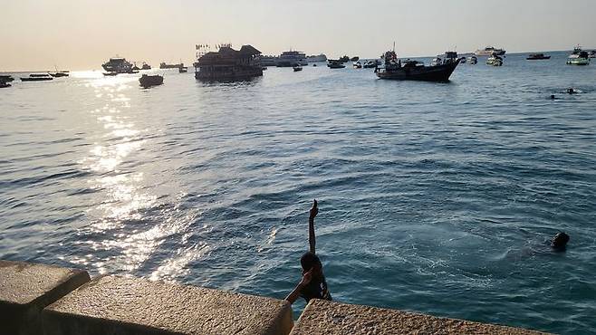 [사진=박현주 기자] 인도양의 검푸른 바다가 출렁이는 잔지바르 풍경. 2025.07.13. hyun@newsis.com *재판매 및 DB 금지