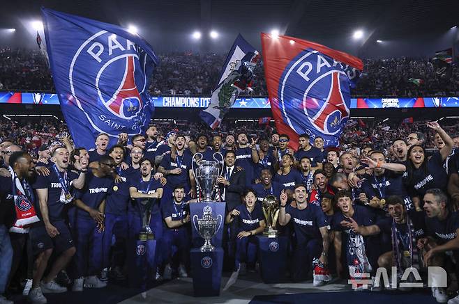 [파리=AP/뉴시스] = 지난달 1일(현지 시간) 유럽축구연맹(UEFA) 챔피언스리그(UCL) 결승전에서 우승을 차지한 파리 생제르맹 선수단이 프랑스 파리 파르크 데 프랭스 스타디움에서 열린 우승 기념 행사에서 기뻐하고 있다. 2025.06.02. photo@newsis.com