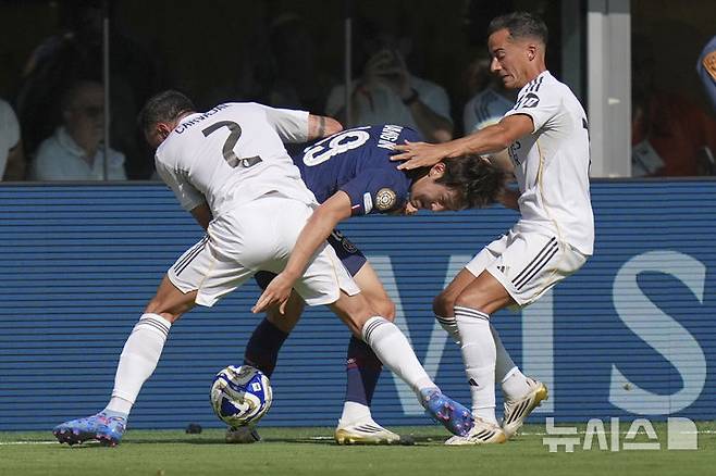 [이스트 러더퍼드=AP/뉴시스] 파리 생제르맹(PSG, 프랑스)의 이강인(가운데)이 지난 9일(현지 시간) 미 뉴저지주 이스트 러더퍼드 메트라이프 스타디움에서 열린 2025 국제축구연맹(FIFA) 클럽 월드컵 준결승에서 레알 마드리드(스페인)와 경기 중 공을 다투고 있다. 이강인은 후반 35분 교체 투입돼 팀 4번째 골에 기여했고 PSG는 4-0으로 승리하며 결승에 올라 첼시(잉글랜드)와 우승을 다투게 됐다. 2025.07.10.