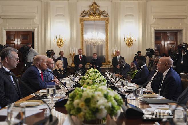 [워싱턴=AP/뉴시스] 도널드 트럼프 미국 대통령이 9일(현지 시간) 워싱턴 백악관에서 열린 아프리카 지도자들과의 오찬하며 대화하고 있다.트럼프 대통령은 이날 세네갈, 라이베리아, 기니비사우, 모리타니, 가봉 등 아프리카 5개국 정상과 오찬을 하면서 무역관세와 추방이민 수용을 종용했다. 2025.07.13.