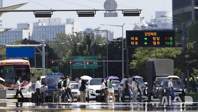 [서울=뉴시스] 김근수 기자 = 연일 폭염이 계속되는 가운데 11일 서울 영등포구 여의대로에 아지랑이가 피어오르고 있다. 2025.07.11. ks@newsis.com