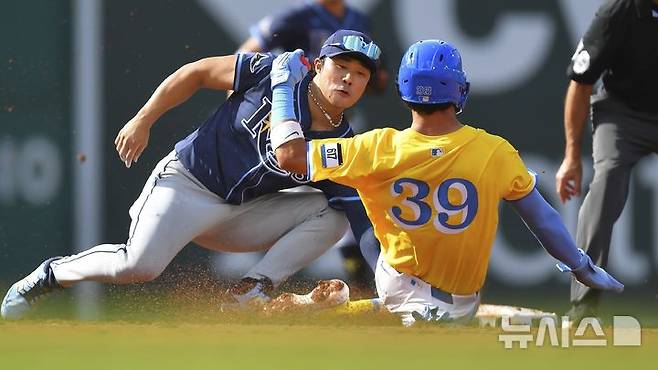 [보스턴=AP/뉴시스] 13일(한국 시간) 미국 매사추세츠주 보스턴의 펜웨이파크에 열린 보스턴 레드삭스와의 경기에서 주자를 잡아낸 탬파베이 레이스 2루수 김하성. 2025.07.13