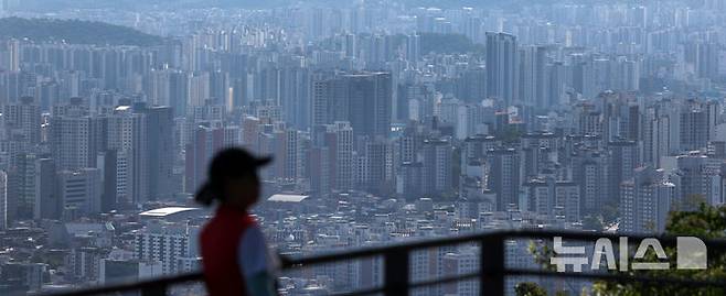 [서울=뉴시스] 조성우 기자 = 6·27 고강도 대출 규제의 여파로 서울 집값의 상승세가 2주째 둔화된 것으로 나타난 11일 오전 서울 남산에서 아파트 단지가 내려다보이고 있다. KB부동산이 발표한 주간 아파트 시장 동향에 따르면 지난 7일 기준 전국 아파트 매매가격은 0.04%, 수도권은 0.11% 상승했다. 서울 아파트 매매가격은 0.28%로 24주째 오름세가 지속되고 있으나 상승세가 2주 연속 둔화됐다.금융 당국의 대출규제 이후 서울 아파트 매수심리도 위축되고 있다. 서울 매수우위지수는 60.6으로 전주(76.4)보다 15.8포인트(p) 떨어지며 대출규제 발표 이후 2주 연속 하락했다. 2025.07.11. xconfind@newsis.com