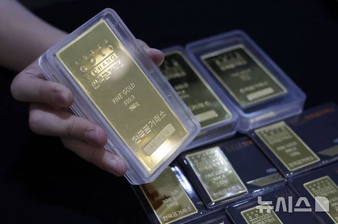 [서울=뉴시스] 최동준 기자 = 중동 정세가 악화되면서 안전자산인 금값이 치솟고 있는 6월16일 서울 종로구 한국금거래소에서 직원이 골드바를 정리하고 있다. 2025.06.16. photocdj@newsis.com