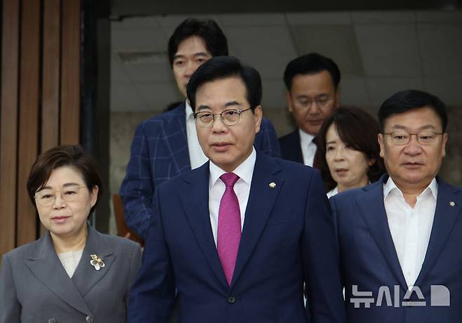 [서울=뉴시스] 김금보 기자 = 송언석 국민의힘 비상대책위원장 겸 원내대표가 11일 서울 여의도 국회에서 열린 원내대책회의에 참석하고 있다. 2025.07.11. kgb@newsis.com