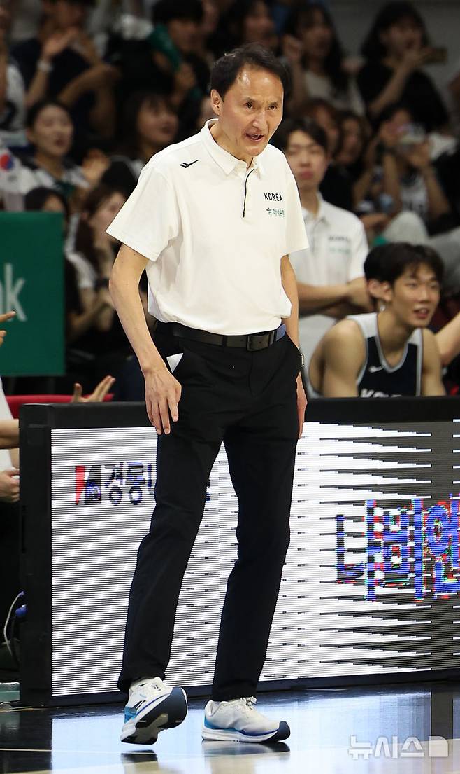 [안양=뉴시스] 김선웅 기자 = 13일 경기 안양시 정관장 아레나에서 열린 하나은행 초청 2025 남자농구 국가대표 평가전 대한민국 vs 일본 2차전 경기, 대표팀 안준호 감독이 작전을 지시하고 있다. 2025.07.13. mangusta@newsis.com